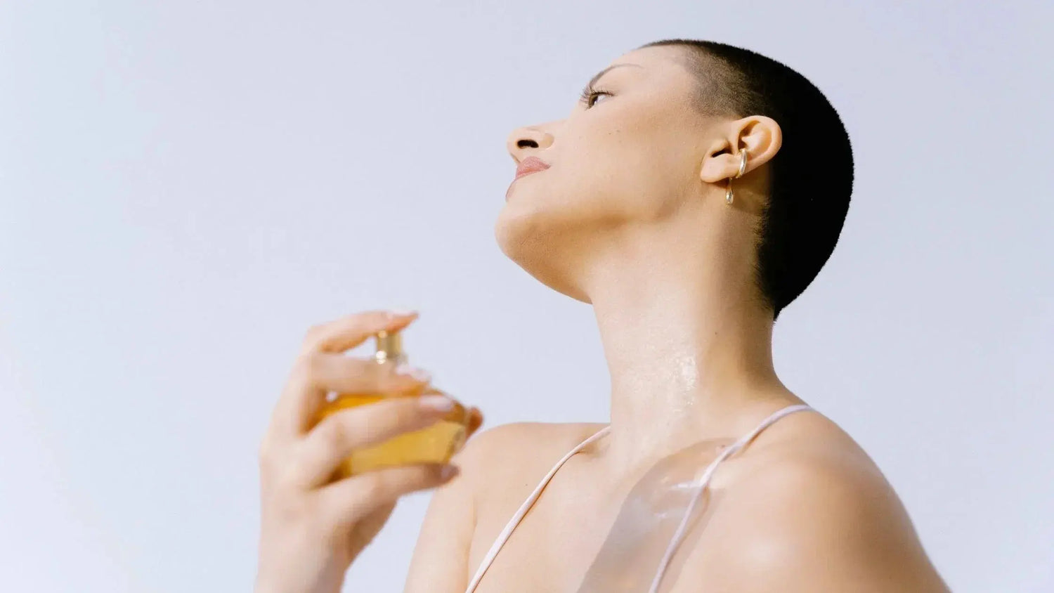 Pourquoi éviter de vaporiser son parfum sur la peau ?