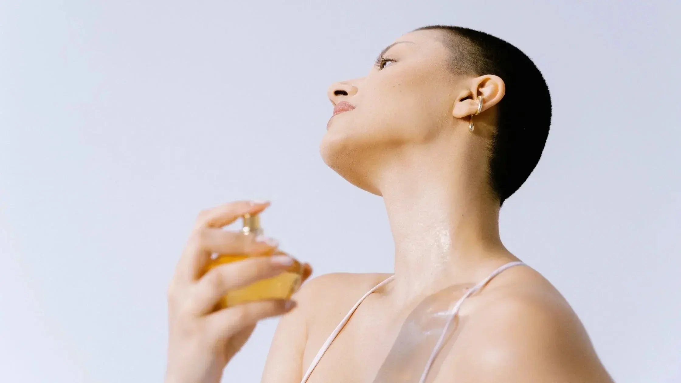 Pourquoi éviter de vaporiser son parfum sur la peau ?
