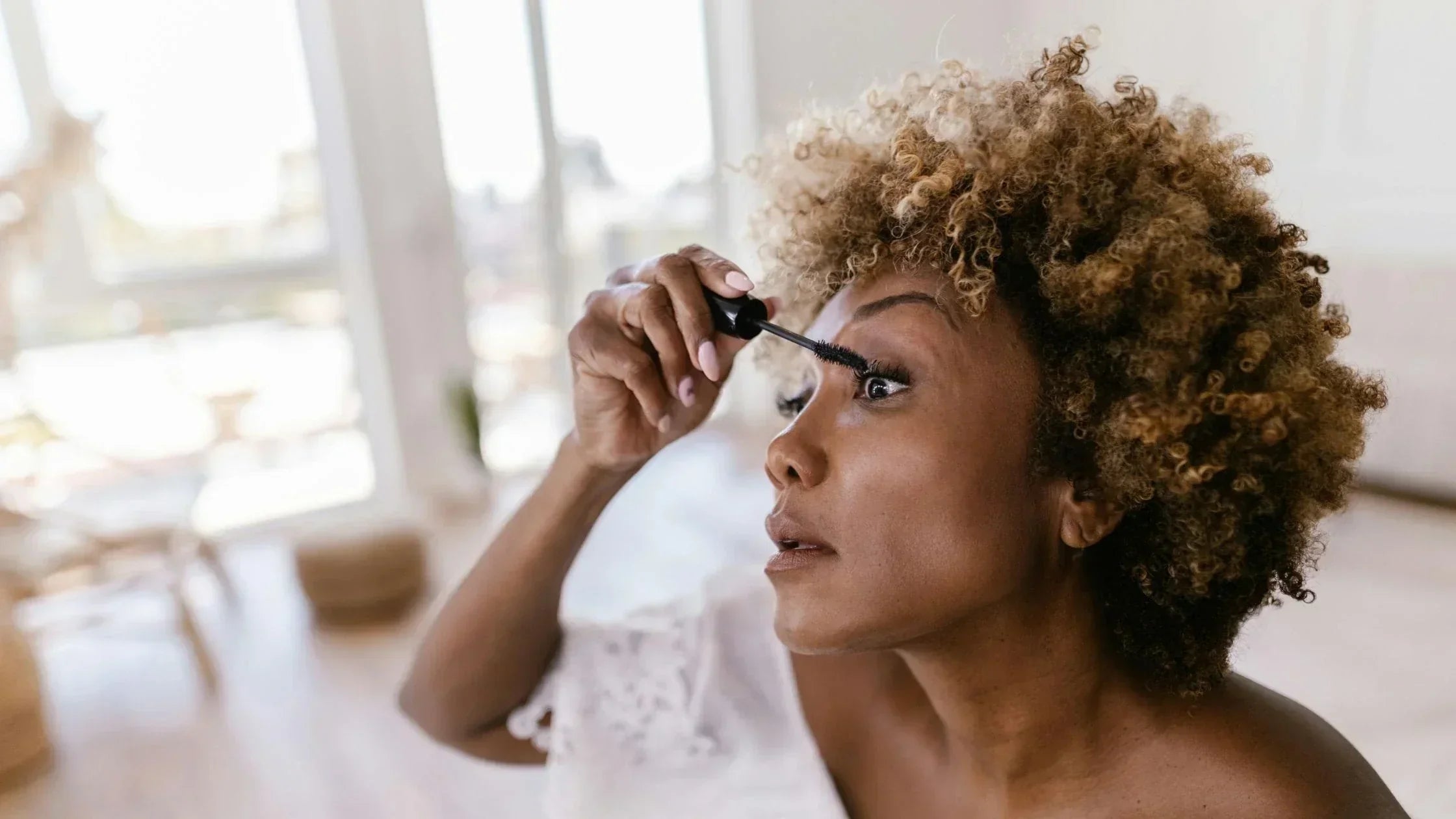 Yeux sensibles : comment bien choisir son maquillage (et son mascara) sans compromis