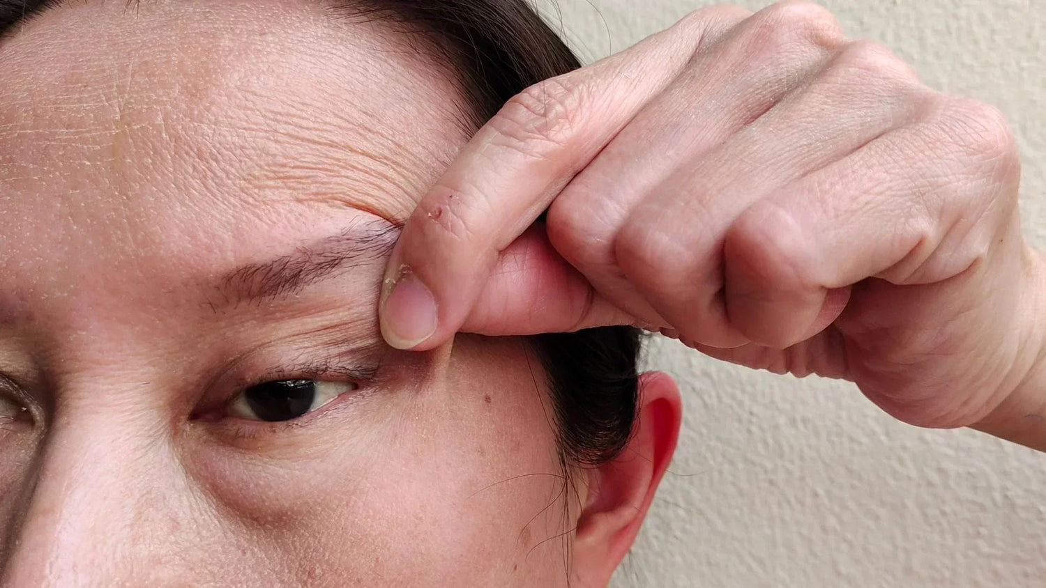 Soin contour des yeux poches et regard fatigué : solutions naturelles