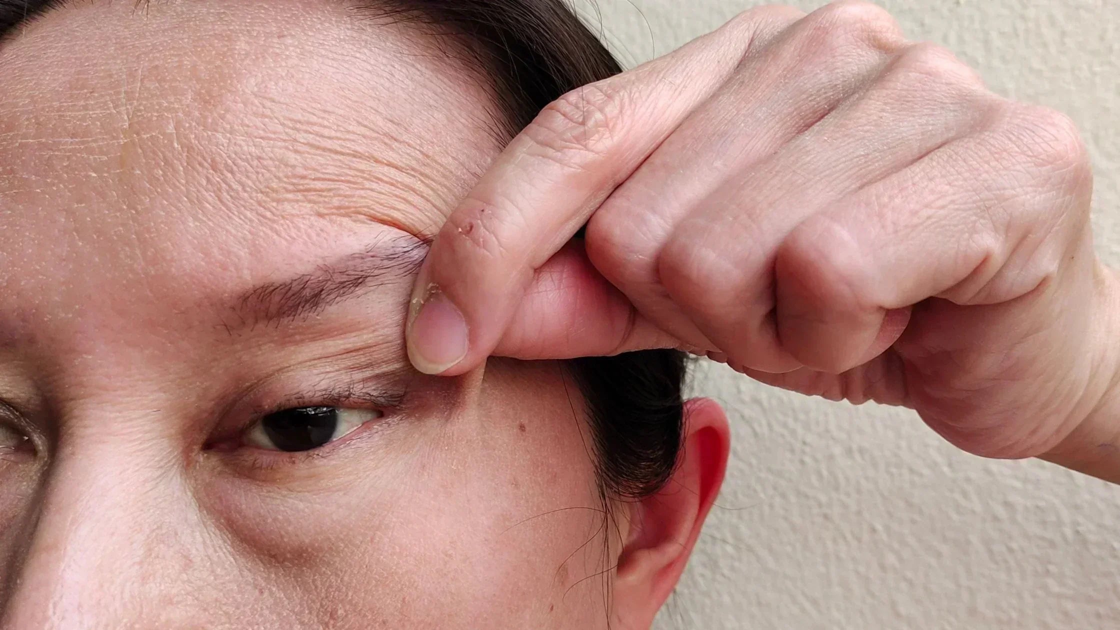 Soin contour des yeux poches et regard fatigué : solutions naturelles